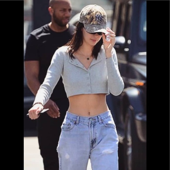 Brandy Melville Athelia cardigan - Picture 2 of 4